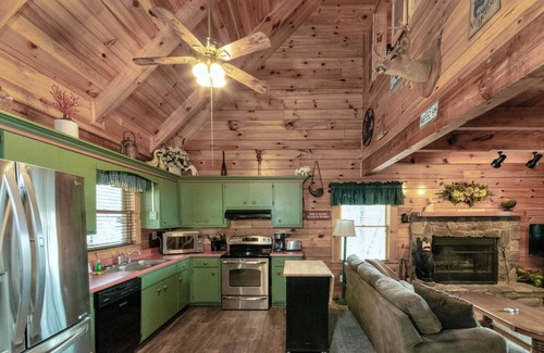 Pine Mountain Cabin | Spectacular mountain views and a hot tub!
