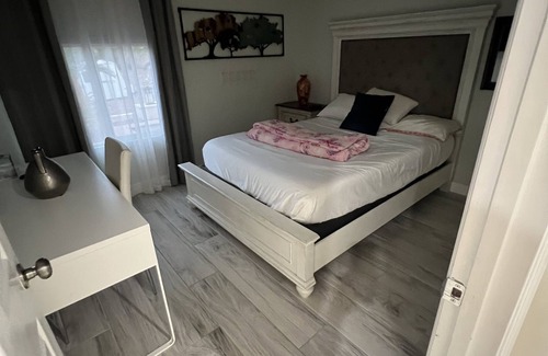 Paradise Valley Village House | Spectacular One Bedroom Guest House