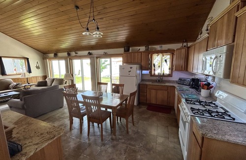 Luxemburg House | Spectacular sunsets and walleye fishing