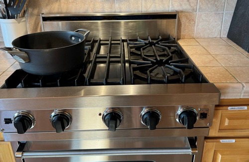 Manson House | Spectacular Views on 4 Acre Family Oasis Among Vineyards and Orchards