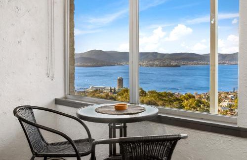 Mount Nelson Apartment | Spectacular Views - One Bedroom Unit - Free Parking - Free WIFI