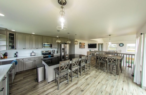 Oak Harbor House | Spectacular Villa on 5 Acre Hill, Panoramic NW Mountains/Sound Views. Sauna,Spa!