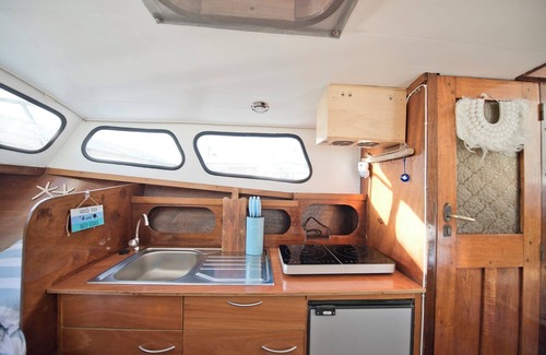 Stavenisse Boat Rental | Spend a night on the water in a cosy houseboat