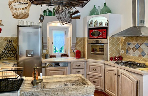 Rognonas House | Spend a wonderful time in this charming property with wonderful garden.