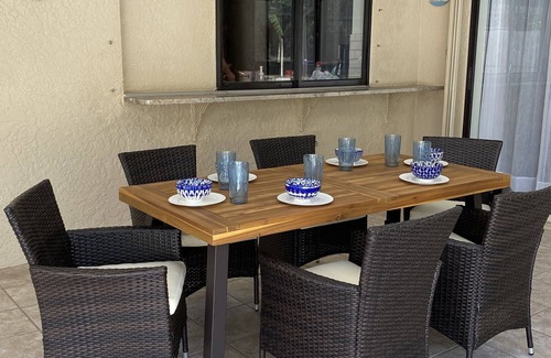 McGregor House | Spend your deserved vacation at the Palmtree Paradise, pool and hot tub