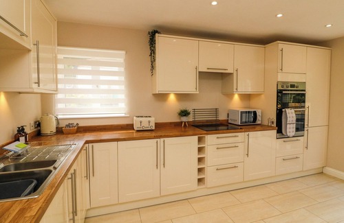 Newton Saint Cyres Cottage | SPICERY, pet friendly, with hot tub in Tedburn St Mary