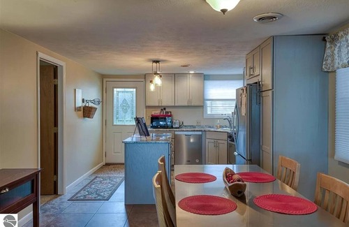 Mayfield House | Spider Lake Cottage near Traverse City