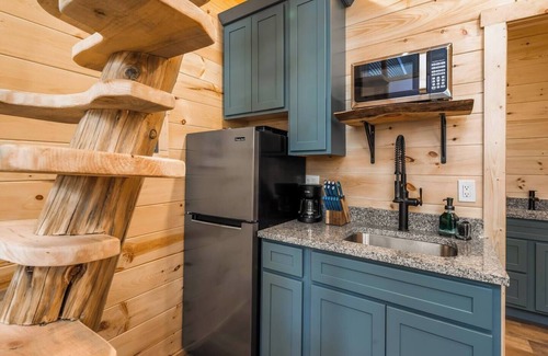 Mayfield House | Spider Lake Tiny Loft | Near DT TC | Fall Colors