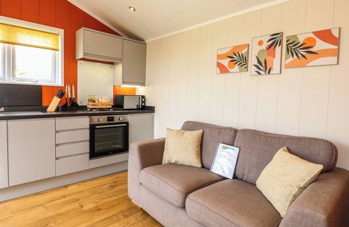 Swadlincote Cottage | SPINDLE, pet friendly, with hot tub in Donisthorpe