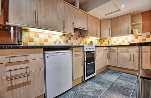 Wyke Regis House | Spindrift - views of Chesil beach, dog friendly