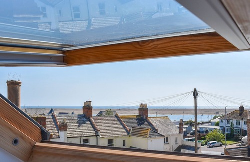 Wyke Regis House | Spindrift - views of Chesil beach, dog friendly