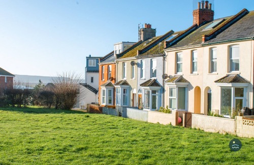 Wyke Regis House | Spindrift - views of Chesil beach, dog friendly