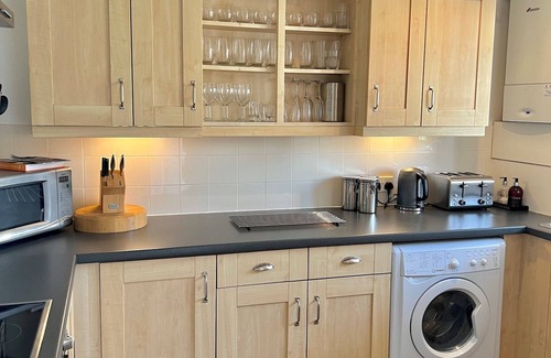 South Cerney Ski Chalet | Spinnaker Lodge · Cotswolds Lakeside Home