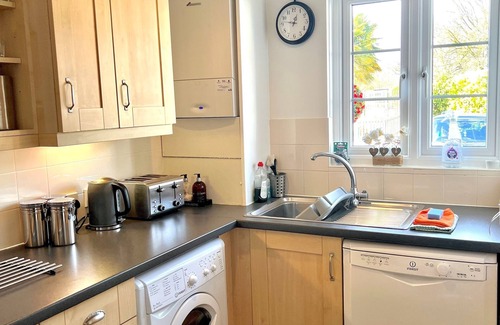 South Cerney Ski Chalet | Spinnaker Lodge · Cotswolds Lakeside Home