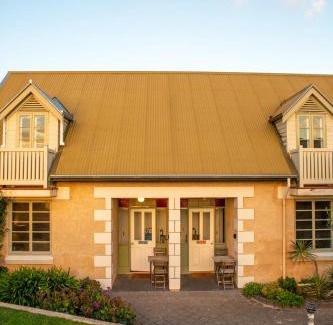 Waterhouse House | Splash by the Sea - Waterfront Accommodation
