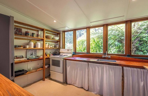 Omiha House | Splashing Tui Cottage - Our Island