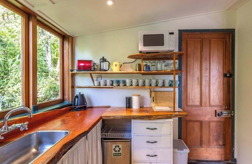 Omiha House | Splashing Tui Cottage - Our Island