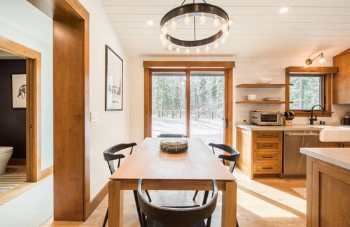 Chamberlands House | Splendid at Chamberlands by Tahoe Getaways - Chamberlands HOA, Private Hot Tub + Walk to Lake Tahoe