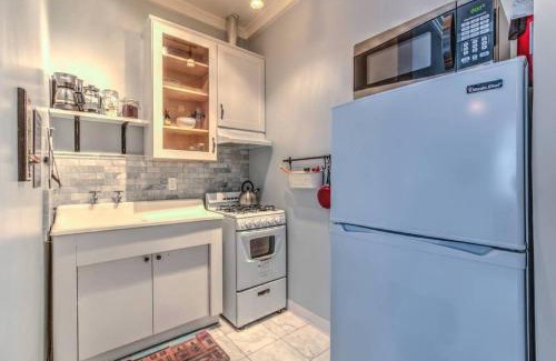 Central Midtown Apartment | Splendid Colonial in Midtown with Parking