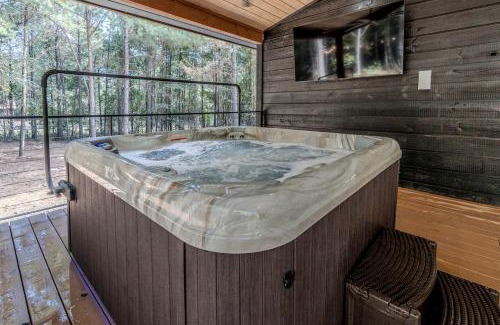Hochatown House | Splendid Intimate Cabin Great for a Romantic Getaway in Oklahoma