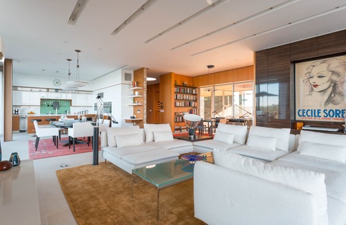 Town of Lloyd House | Splendid Isolation: Private Luxury. Breathtaking Modern Villa On Hudson Bluffs.