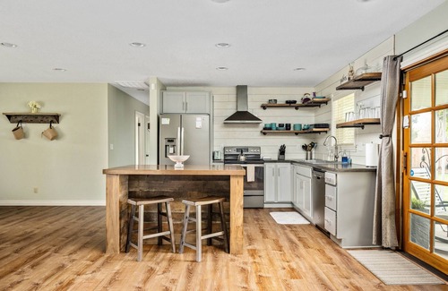 Hillsboro House | Splendid Location, Single Level, Pet Friendly, Huge Fenced Yard, BBQ, Games, Next to School Fields