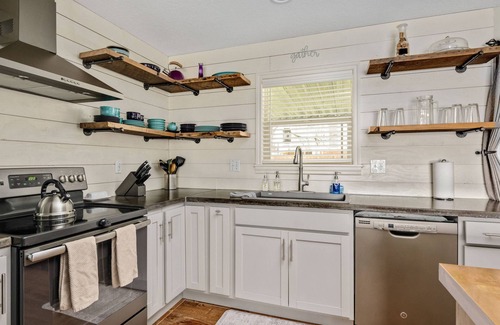 Hillsboro House | Splendid Location, Single Level, Pet Friendly, Huge Fenced Yard, BBQ, Games, Next to School Fields