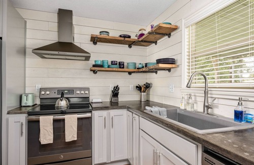 Hillsboro House | Splendid Location, Single Level, Pet Friendly, Huge Fenced Yard, BBQ, Games, Next to School Fields