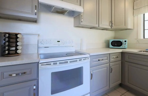 Santa Ana Apartment | Splendorous Style 2B1B Home Near Disneyland