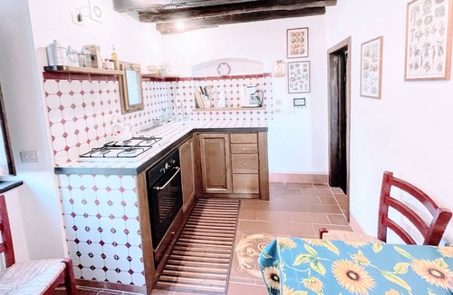 Strettura House | Spoleto Splash Casa Vicolo, a fabulous country cottage sleeps 4/5/wifi/aircon