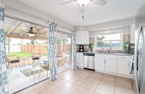 Caloosahatchee House | Spooky Sales! Tropical Oasis 5 min to Downtown+Beach Gear+Hot Tub+Pets
