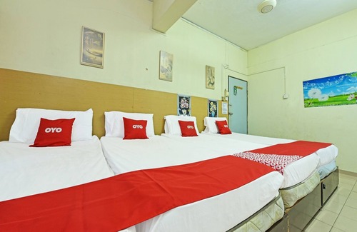 Pegawai Hotel | Spot On 90625 Super Green Grass Hotel