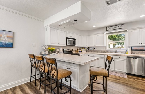 Carolyn Estates House | Spotless 2-Bedroom Cottage, Highly Recommended