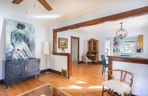 Hale House | Spotless Cozy Well Equipped Bungalow near to Hospitals, Restaurants, Bars