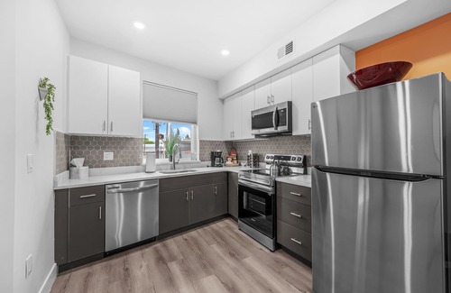 Center City Apartment | Sprawling 8 Bed Complex, Pool Table, Parking!