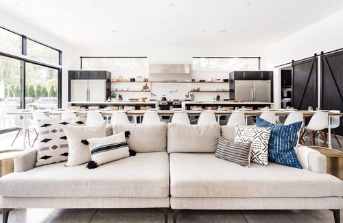 Union Pier House | Sprawling Modern Home with Chef's Kitchen, Pool & Hot Tubs - walk to the beach!