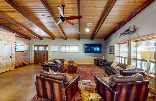Pawnee County Cabin | Sprawling retreat with two lodges, entertainment