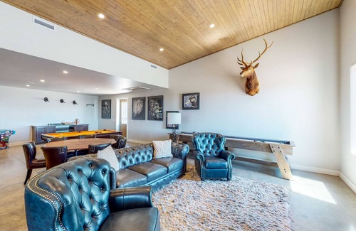 Pawnee County Cabin | Sprawling retreat with two lodges, entertainment