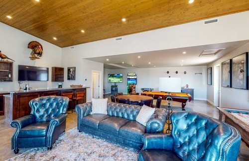 Pawnee County Cabin | Sprawling retreat with two lodges, entertainment