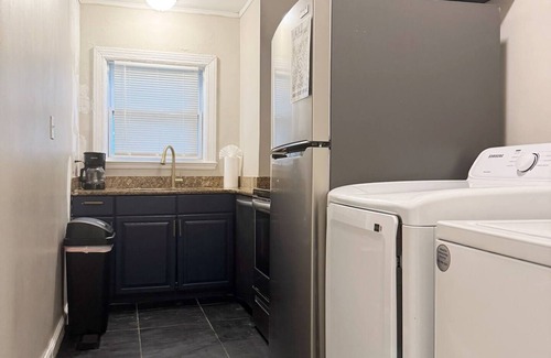 Evansville Apartment | Spring Street Suites B/Stylish 3BD/1BA Apt