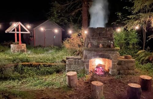Mount Hood Village House | Springbrook · Cozy 2BR Mt. Hood Cabin, Fireplace & Retro Kitchen