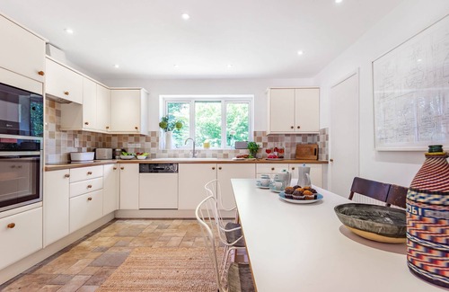 Woolland Cottage | Springhill, a spacious bungalow sleeps 4 guests in 2 bedrooms
