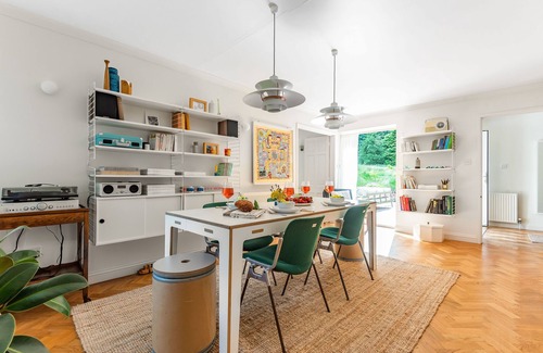 Woolland Cottage | Springhill, a spacious bungalow sleeps 4 guests in 2 bedrooms