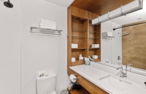 Sproat Lake Hotel | Sproat Lake Landing Resort