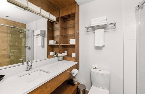 Sproat Lake Hotel | Sproat Lake Landing Resort