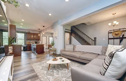 Squirrel Hill South House | Sq. Hill -Frick Park - Parking - King Bed ~ Kid Friendly- Office Area