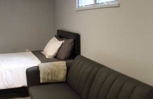 Squirrel Hill South Apartment | Sq Hill Modern Studio Apartment