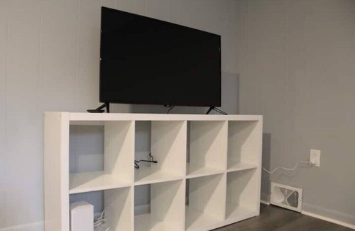 Squirrel Hill South Apartment | Sq Hill Modern Studio Apartment