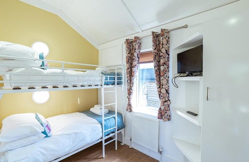 Newton Stewart Ski Chalet | Squirrel Lodge 41 with Hot Tub