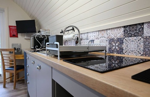 Roybridge Cabin | Squirrel Lodge near Roy Bridge